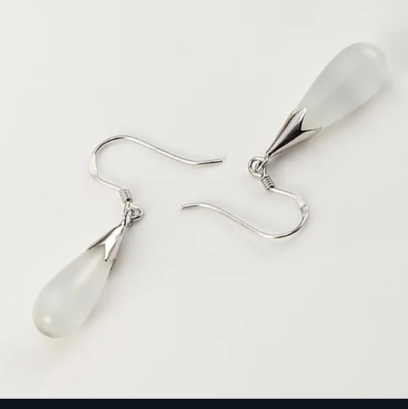 🎉🎉NEW🎉🎉BEAUTIFUL!! WHITE OPAL Teardrop Dangle Earrings in SILVER - Picture 4 of 14